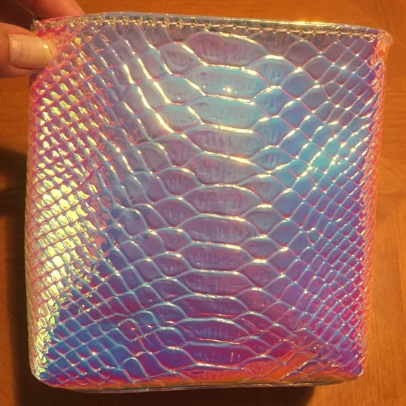 Iridescent Makeup Bag 💋💄👄 - Picture 4 of 8